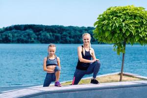 Porträt von Mutter und Kind in sportlicher Kleidung foto