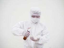 porträt eines arztes oder wissenschaftlers in psa-uniform, der eine plastikflasche mit hautpflegeprodukt hält. Covid-19-Konzept isolierter weißer Hintergrund foto