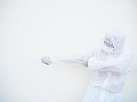 asiatischer arzt oder wissenschaftler in psa-uniform, der versucht, ein starkes unsichtbares seil auf weißem hintergrund zu ziehen. Coronavirus oder Covid-19-Konzept foto