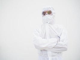 porträt eines selbstbewussten asiatischen männlichen arztes oder wissenschaftlers in psa-uniform, während er seine hände im weißen hintergrund faltet. Coronavirus oder Covid-19-Konzept. foto