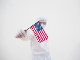 porträt eines arztes oder wissenschaftlers in psa-uniform mit nationalflagge der vereinigten staaten von amerika. Covid-19-Konzept isolierter weißer Hintergrund foto