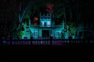 mena bach, qld, australien. 2022. schloss paronella bei nacht foto