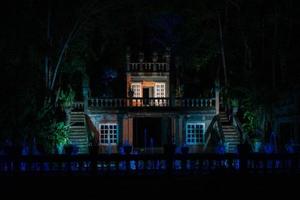 mena bach, qld, australien. 2022. schloss paronella bei nacht foto