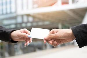 Menschen Mann Hand halten Visitenkarten zeigen leere weiße Karte Mock-up. oder Kreditkarten-Display-Vorderseite aus Pappe. Business-Branding-Konzept. foto
