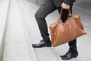 Nahaufnahme der Beine eines Geschäftsmannes, der die Treppe hinaufsteigt Person, die die Treppe hinaufgeht. schreiten Sie selbstbewusst voran in einen Neuanfang. Geschäftskonzept aufwachsen. foto