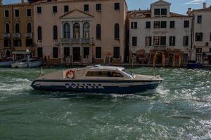 venedig italien 27. september 2022 polizeipatrouillenboot zur kontrolle von venedig foto