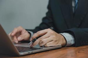 nahaufnahme mann, der auf laptop-tastatur arbeitet und tippt, arbeit von zu hause aus, telearbeit, online-lernkonzept. foto