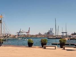 Landschaftsfoto des Hafens mit Yachten und Schiffen im Hintergrund
