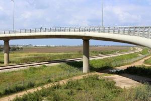 Eisenbahnschienen und Eisenbahnwaggons in Israel. foto