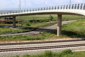 Eisenbahnschienen und Eisenbahnwaggons in Israel. foto