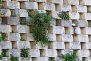 hohe Mauer aus Stein und Beton. foto