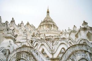 Hsinbyume-Pagode oder Myatheindan-Pagode, weiße Pagode, die der physikalischen Beschreibung des buddhistischen mythologischen Berges Mount Meru nachempfunden ist und sich am Westufer des Irrawaddy-Flusses, Mingun, Sagaing befindet foto