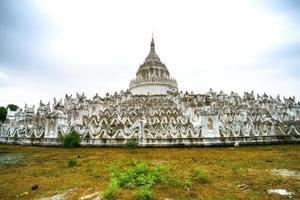 Hsinbyume-Pagode oder Myatheindan-Pagode, weiße Pagode, die der physikalischen Beschreibung des buddhistischen mythologischen Berges Mount Meru nachempfunden ist und sich am Westufer des Irrawaddy-Flusses, Mingun, Sagaing befindet foto