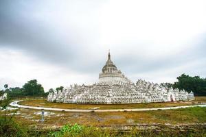 Hsinbyume-Pagode oder Myatheindan-Pagode, weiße Pagode, die der physikalischen Beschreibung des buddhistischen mythologischen Berges Mount Meru nachempfunden ist und sich am Westufer des Irrawaddy-Flusses, Mingun, Sagaing befindet foto