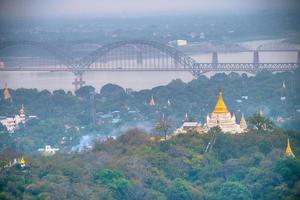 Sagaing-Hügel mit zahlreichen Pagoden und buddhistischen Klöstern am Irrawaddy-Fluss, Sagaing, Myanmar foto