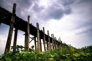 U-Bein-Brücke, die älteste und längste Teakholzbrücke der Welt, die den Taungthaman-See in der Nähe von Amarapura, Myanmar, überquert foto