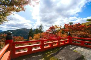 herbstszene von kurama-dera, einem tempel am fuße des berges kurama im äußersten norden der präfektur kyoto, kansai, japan foto