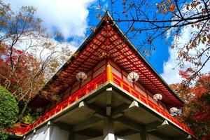 herbstszene von kurama-dera, einem tempel am fuße des berges kurama im äußersten norden der präfektur kyoto, kansai, japan foto