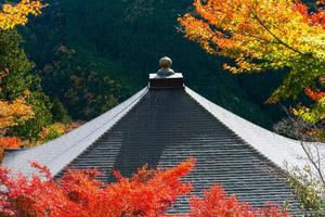 herbstszene von kurama-dera, einem tempel am fuße des berges kurama im äußersten norden der präfektur kyoto, kansai, japan foto