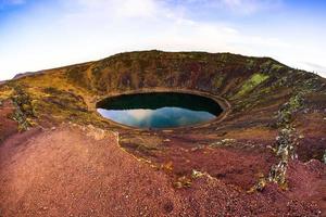 kerith oder kerid, ein vulkanischer kratersee im grimsnesgebiet in südisland, entlang des goldenen kreises foto