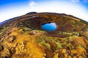 kerith oder kerid, ein vulkanischer kratersee im grimsnesgebiet in südisland, entlang des goldenen kreises foto