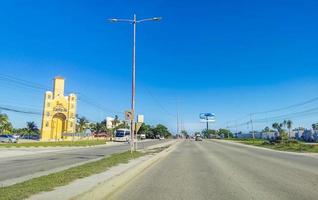 cancun quintana roo mexico 2022 typische straßenautos gebäude und stadtbild von cancun mexiko. foto