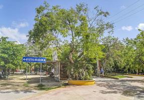 tulum quintana roo mexiko 2022 typische bunte straße straße bars restaurants palmen geschäfte tulum mexiko. foto