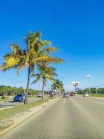 cancun quintana roo mexico 2022 typische straßenautos gebäude und stadtbild von cancun mexiko. foto