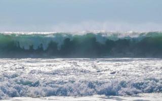 extrem riesige große surferwellen am strand puerto escondido mexiko. foto