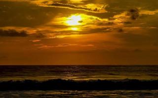 bunter goldener sonnenuntergang große welle und strand puerto escondido mexiko. foto