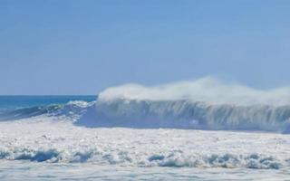 extrem riesige große surferwellen am strand puerto escondido mexiko. foto