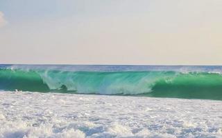 extrem riesige große surferwellen am strand puerto escondido mexiko. foto