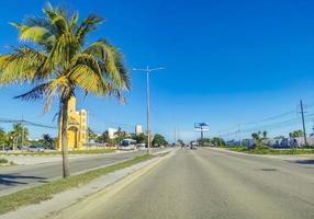 cancun quintana roo mexico 2022 typische straßenautos gebäude und stadtbild von cancun mexiko. foto