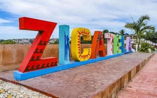 zicatela puerto excondido oaxaca mexiko 2022 bunte zicatela puerto escondido beschriftungszeichen symbol am strand mexiko. foto
