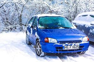 bremerhaven bremen deutschland 2010 blau gefrorenes toyota starlet auto geparkt im schnee deutschland. foto