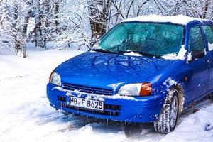 bremerhaven bremen deutschland 2010 blau gefrorenes toyota starlet auto geparkt im schnee deutschland. foto