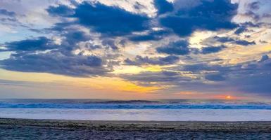 bunter goldener sonnenuntergang große welle und strand puerto escondido mexiko. foto