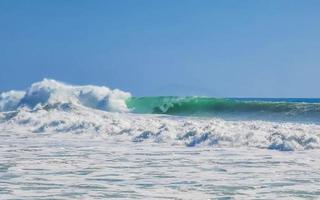 extrem riesige große surferwellen am strand puerto escondido mexiko. foto