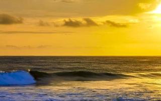 bunter goldener sonnenuntergang große welle und strand puerto escondido mexiko. foto