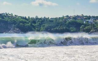 extrem riesige große surferwellen am strand puerto escondido mexiko. foto