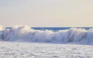 extrem riesige große surferwellen am strand puerto escondido mexiko. foto