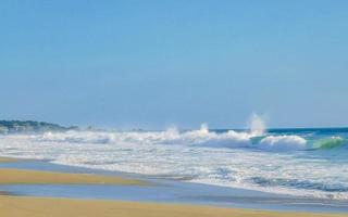 extrem riesige große surferwellen am strand puerto escondido mexiko. foto