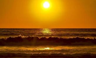 bunter goldener sonnenuntergang große welle und strand puerto escondido mexiko. foto