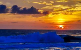 bunter goldener sonnenuntergang große welle und strand puerto escondido mexiko. foto