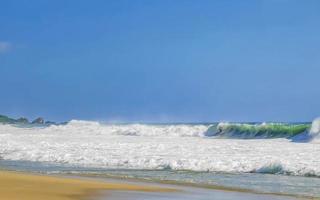 extrem riesige große surferwellen am strand puerto escondido mexiko. foto