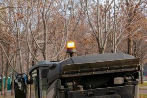 Der kommunale Dienst führt saisonale Arbeiten im Park durch. Auf dem Dach der Kehrmaschine befindet sich eine Signalleuchte foto