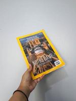 west java im august 2022. eine hand hält die indonesische version des national geographic magazine. foto