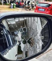 Der rechte Rückspiegel eines Autos wurde beschädigt, als es von einem anderen Fahrzeug angefahren wurde foto