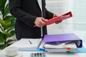 Geschäftsfrau, die damit beschäftigt ist, mit Dokumenten im Büro zu arbeiten. foto