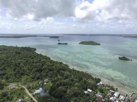 luftaufnahme vieler kleiner inseln in maluku, indonesien foto